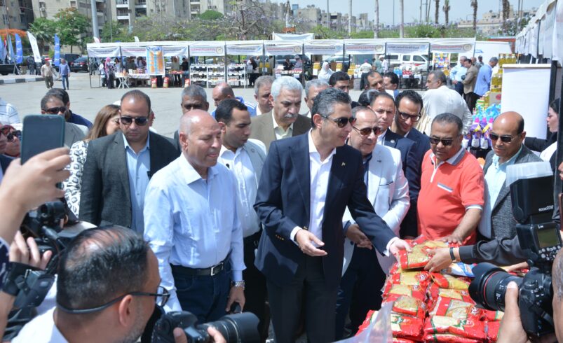 وزير التموين ومحافظ القاهرة يفتتحان سوق اليوم الواحد بمدينة نصر