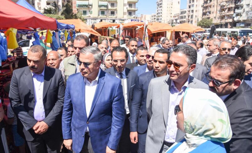 الدكتور شريف فاروق يتفقد سوق اليوم في أبو يوسف بالعجمي