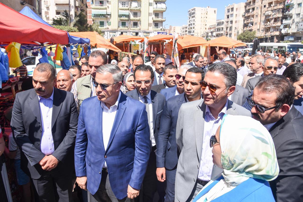 الدكتور شريف فاروق يتفقد سوق اليوم في أبو يوسف بالعجمي