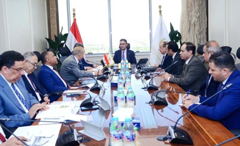 وزير التموين يجتمع برئيس مجلس ادارة شركة مطاحن ومخابز شمال القاهرة