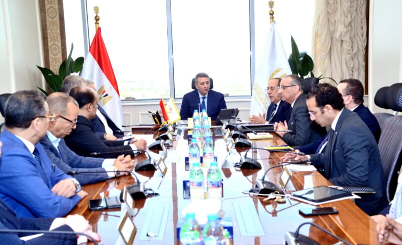 نائب وزير التموين يجتمع مع شركة “فيرنبرو جلوبال للاستثمار” وشركة GRG