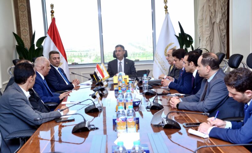 وزير التموين يعقد اجتماعًا مع ممثلي شعبة المواد الغذائية