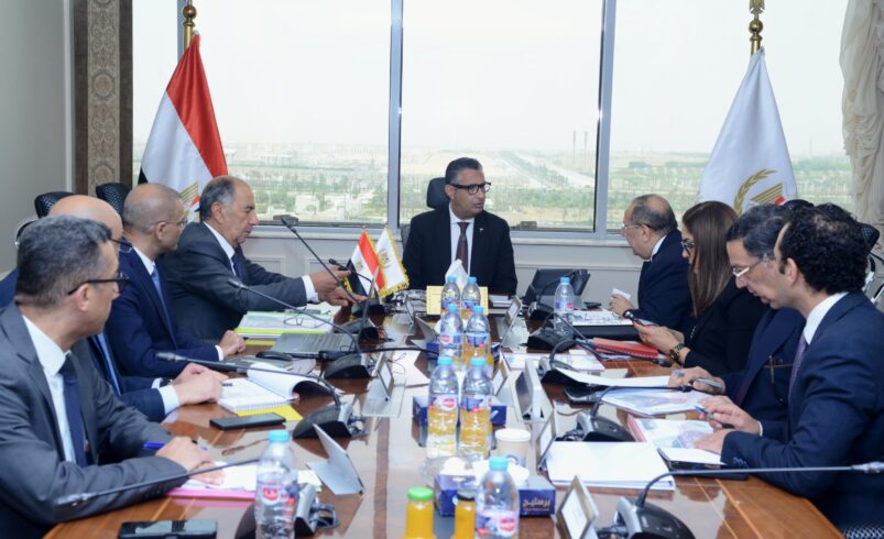 وزير التموين يجتمع مع رئيس المصرية لتجارة الجملة لمتابعة انتظام العمل