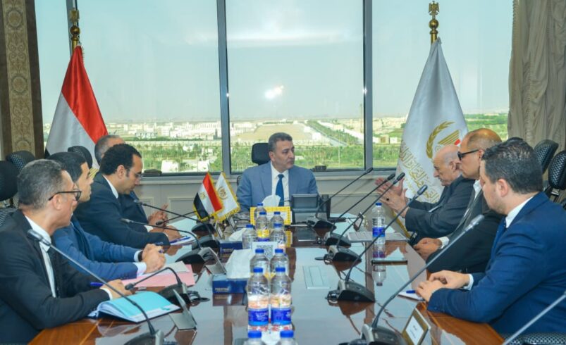 نائب الوزير يجتمع مع رئيس شعبة المخابز للاطمئنان على انتظام العمل