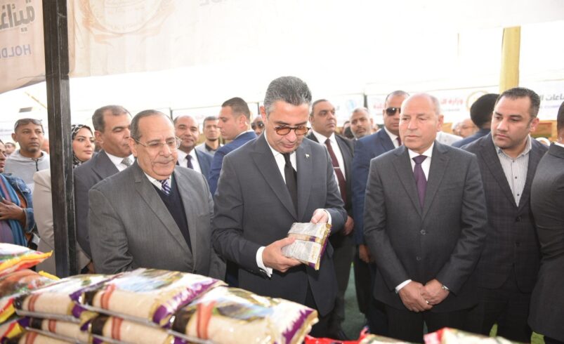 وزير التموين ومحافظ القاهرة يفتتحان سوق “اليوم الواحد” بالمرج