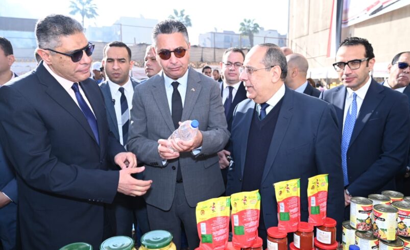 وزير التموين ومحافظ الجيزة يفتتحان سوق «اليوم الواحد» بشارع فيصل