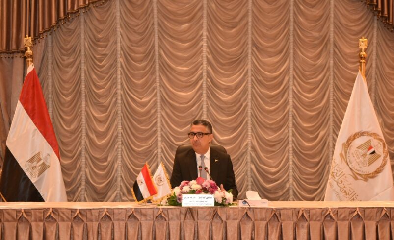 اجتماع موسع مع قيادات الوزارة والجهات والشركات التابعة