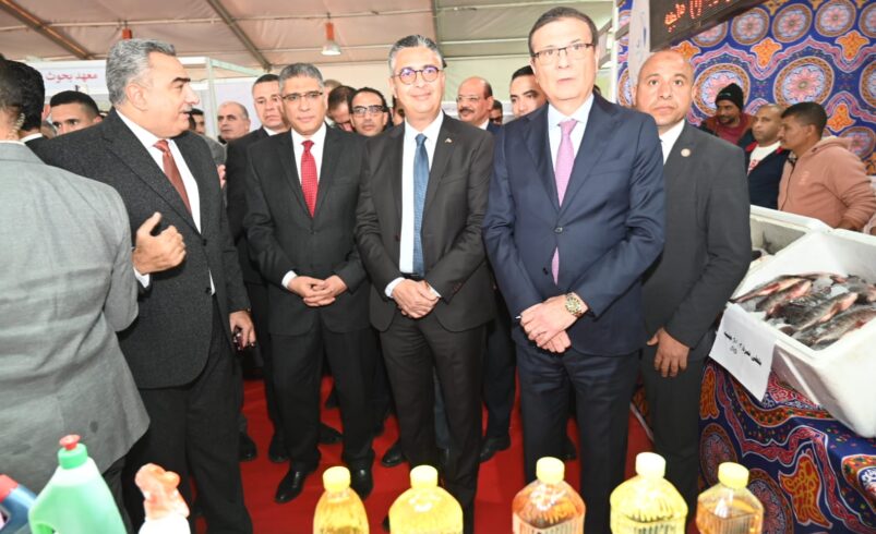 وزيرا الزراعة والتموين ومحافظة الجيزة يفتتحون معرض السلع الغذائية بالمتحف الزراعي