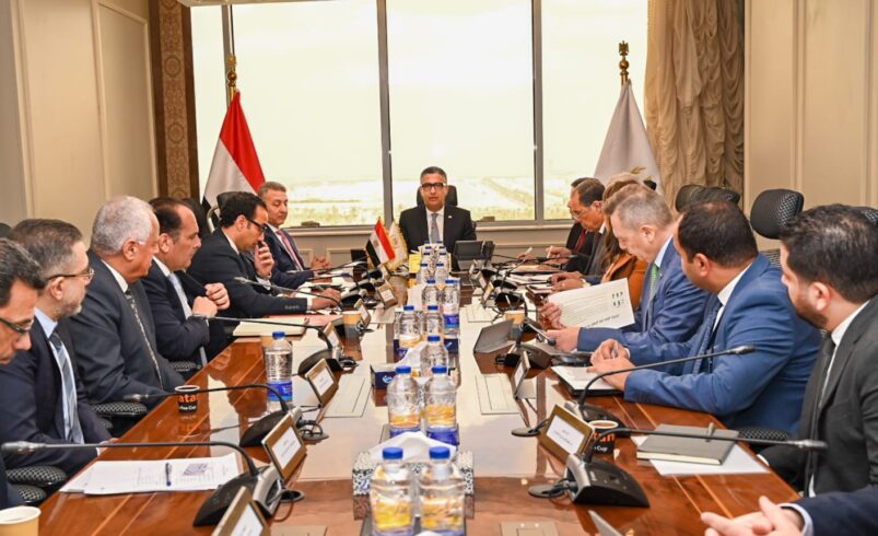 وزير التموين يعقد اجتماعًا موسعًا لمتابعة خطط تطوير صناعة السكر