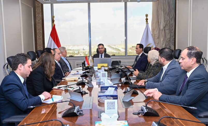 وزير التموين يعقد اجتماعًا مع مؤسسة حياة كريمة لتعزيز العمل المشترك