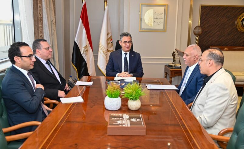 وزير التموين يعقد اجتماعًا موسعًا مع ممثلي البدالين التموينيين وشعبة المواد الغذائية