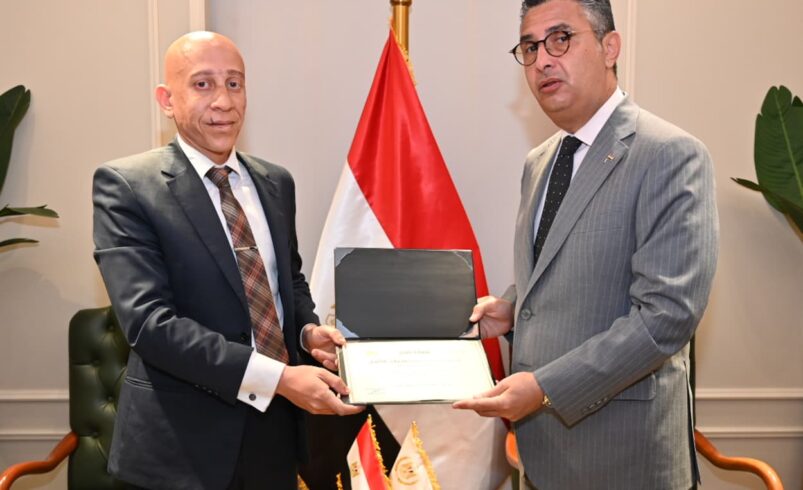 الدكتور شريف فاروق يكرم مفتش تموين بالإسكندرية تقديرًا لجهوده الرقابية المتميزة خلال إجازة عيد الأضحى المبارك