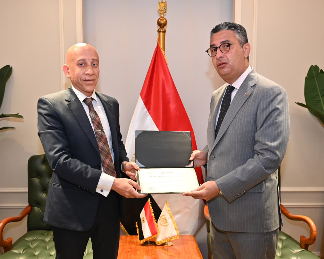 الدكتور شريف فاروق يكرم مفتش تموين بالإسكندرية تقديرًا لجهوده الرقابية المتميزة خلال إجازة عيد الأضحى المبارك