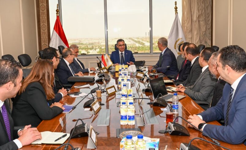 وزير التموين يبحث مع شركة فودافون مصر التعاون في تنفيذ مشروع “CARRY ON” وتطوير البنية التكنولوجية للمنافذ التموينية