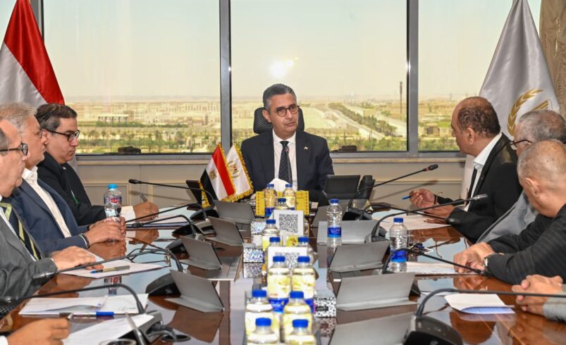وزير التموين يعقد اجتماعًا موسعًا مع ممثلي شعبة المواد الغذائية وبدالي التموين ومشروع “جمعيتي” لمتابعة تنفيذ مشروع “كاري أون”