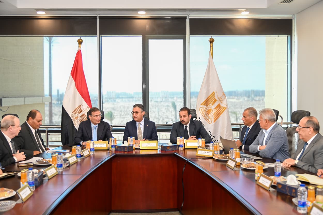 وزيرا التموين والزراعة ومدير جهاز مستقبل مصر يعقدون اجتماعًا ثلاثيًا بمدينة العلمين لمتابعة الخطوات التنفيذية للمشروع القومي «كاري أون»